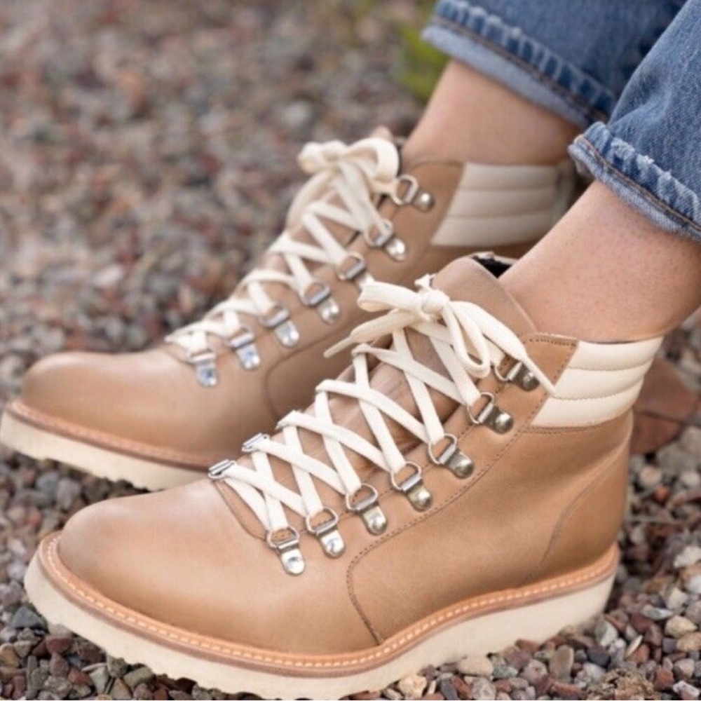 Nisolo Go-To City Hiker Boots
• Women 9.5• Tan Almond Lace Up Anthropologie $350